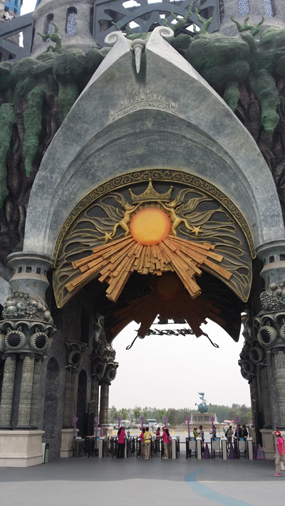 濟(jì)南泉城歐樂堡（歐樂堡浮雕雕塑大門正門）